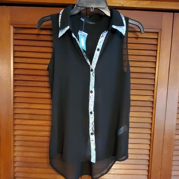 Maurices Tops - NWT Maurices sheer button up top